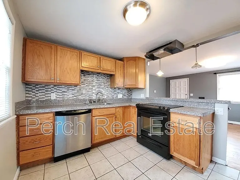 2431 Grove St — Photo 8