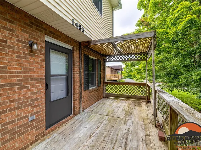 1485 Sandy Cir — Photo 2