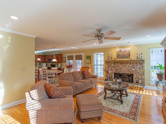 4th image of 40 Autumn Wood Dr