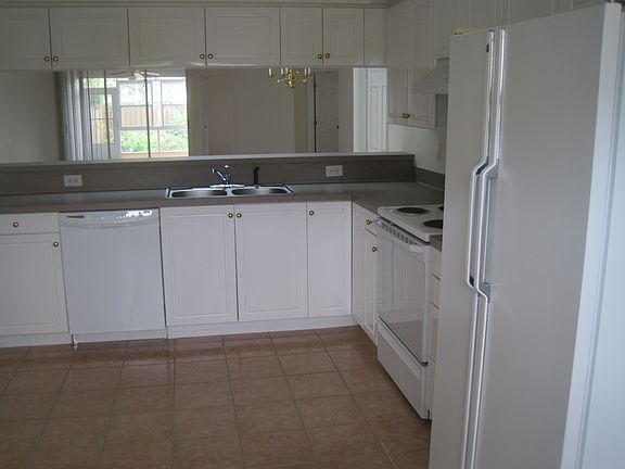 Large, eat-in kitchen