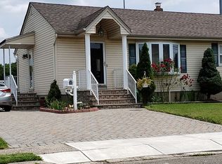 441 Steinway Rd, Saddle Brook, NJ 07663