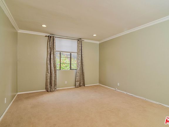 4th image of 838 S Barrington Ave APT 303