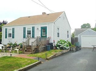 3 Colony Dr, Middletown, RI 02842