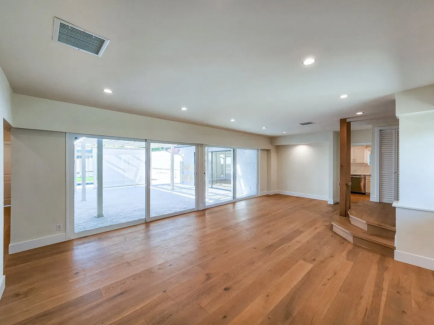 3 bed, 2059 sqft, $7,450 — Photo 4