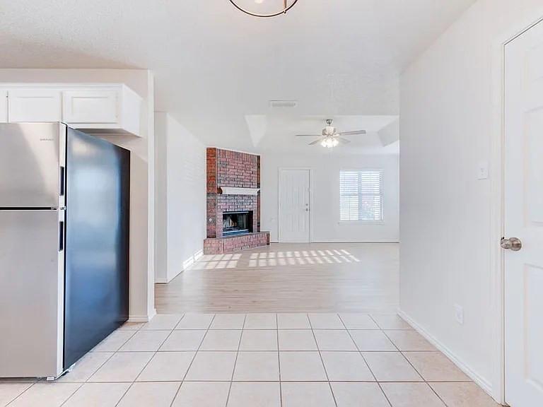 221 Grover Ave — Photo 7