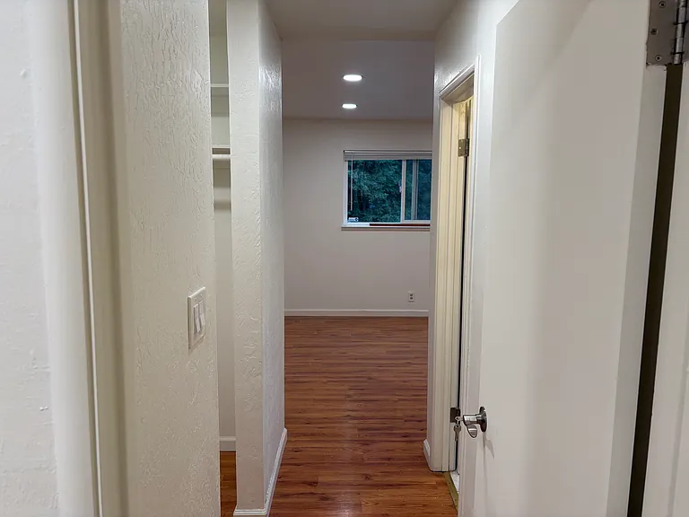215 Saint Nicholas Ct — Photo 6
