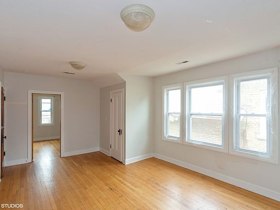 3rd image of 2233 N La Crosse Ave