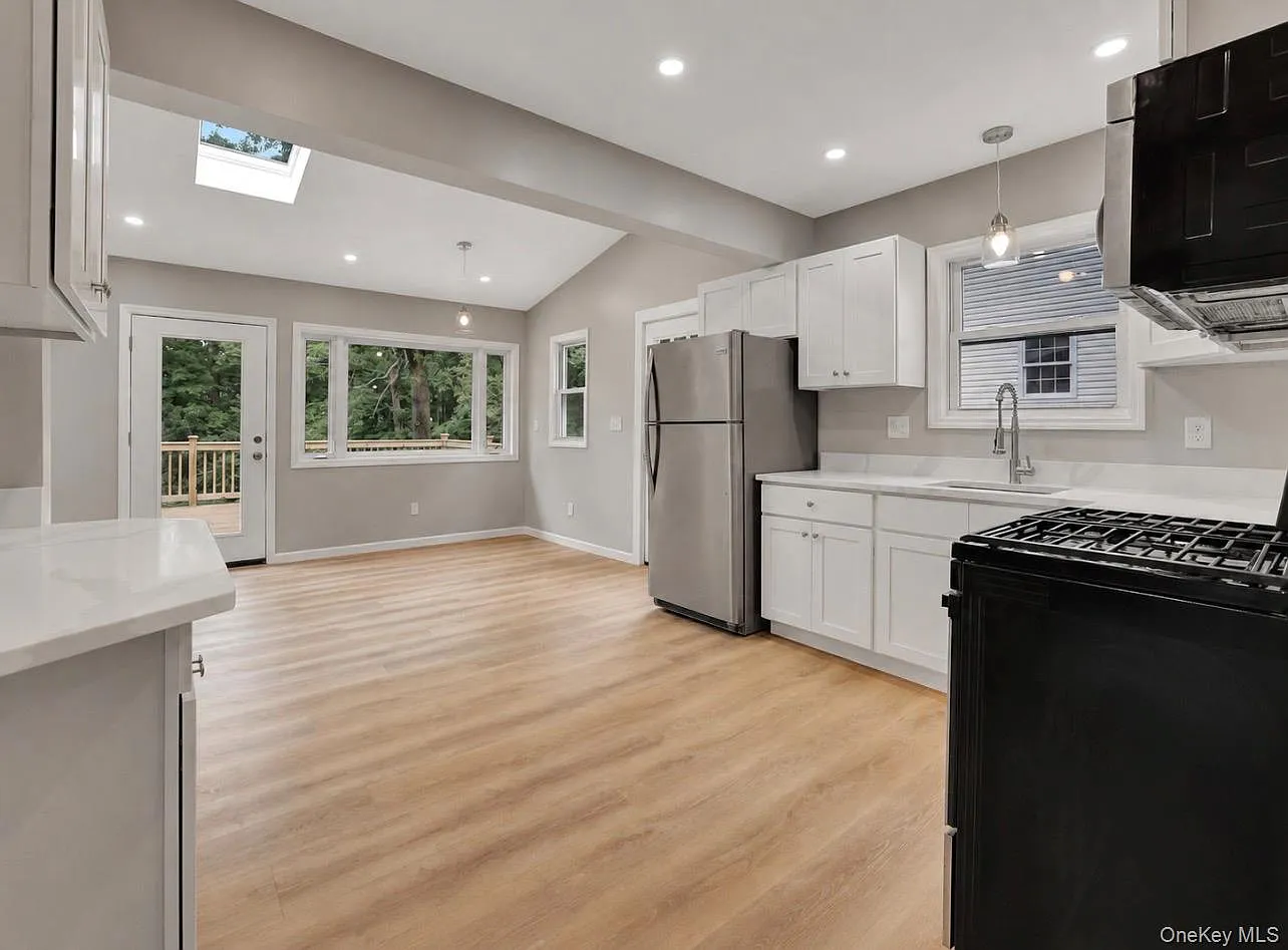 2 bed, 1.0 bath, 1186 sqft, $2,600 — Photo 3