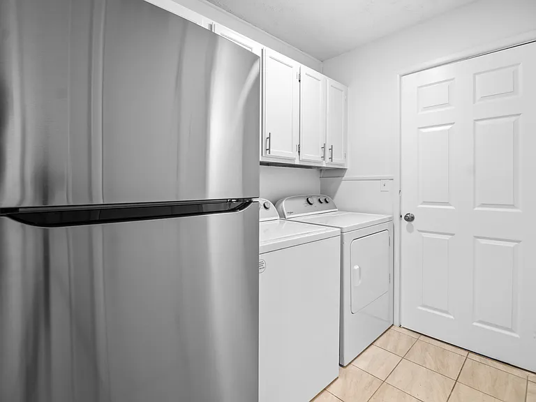 1860 Windsor Ct — Photo 8