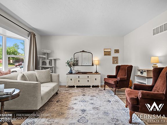 4th image of 1100 Almon Cir