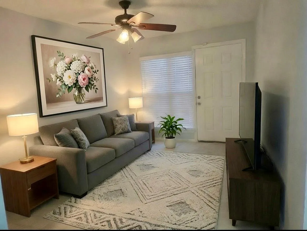 3 bed, 1.0 bath, 886 sqft, $1,595 — Photo 3