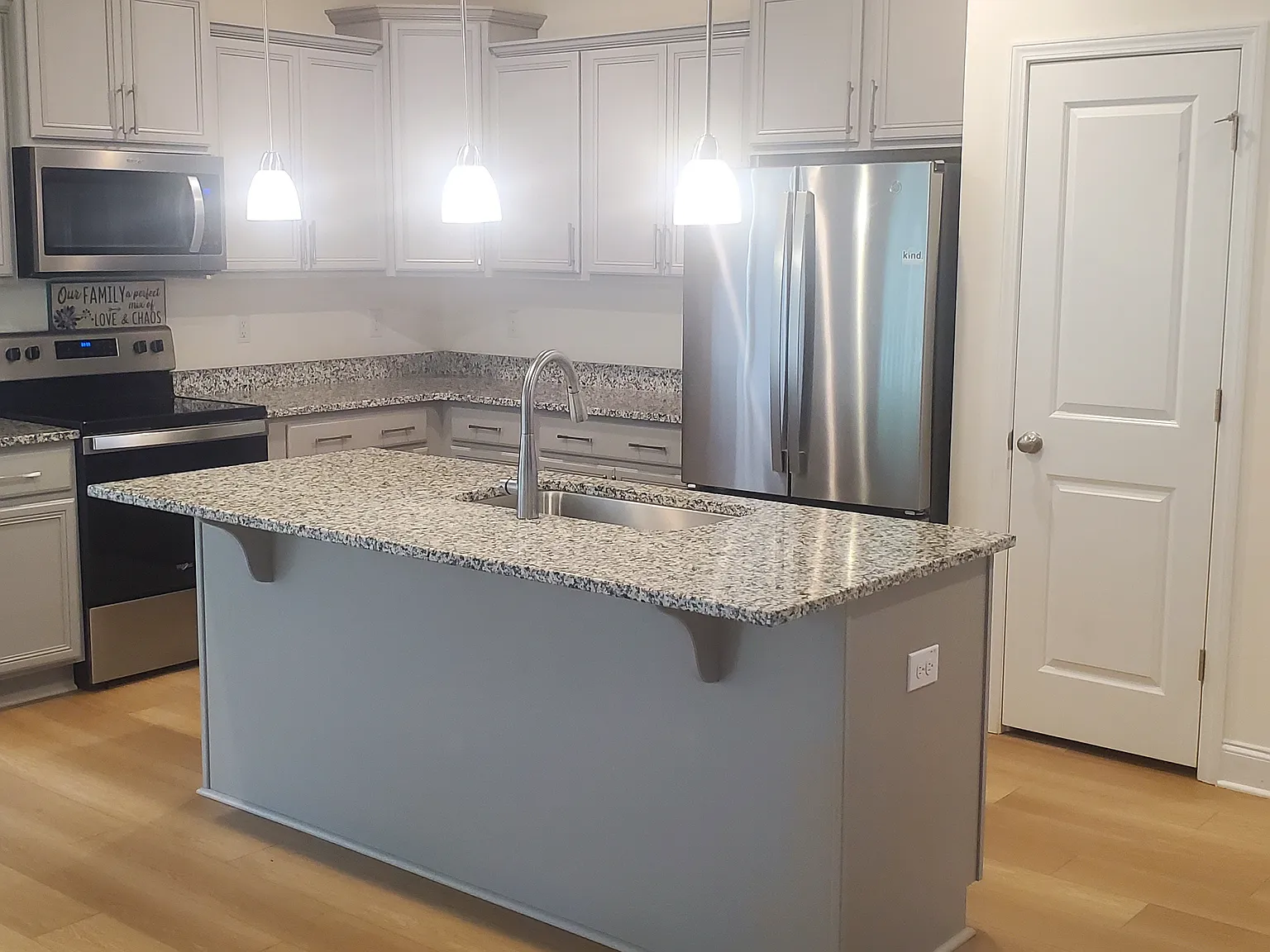 4 bed, 2.5 bath, 2000 sqft, $2,200 — Photo 2