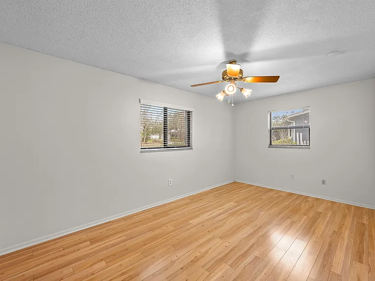 1363 Essex Dr — Photo 20