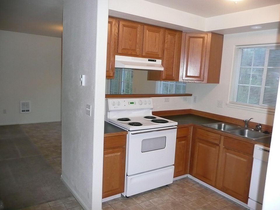 2nd image of 1425 NE Lucinda Ct #A