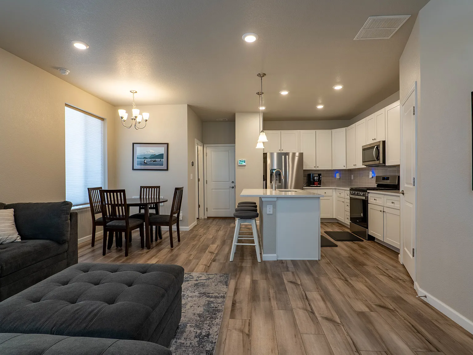 3 bed, 1374 sqft, $2,900 — Photo 4