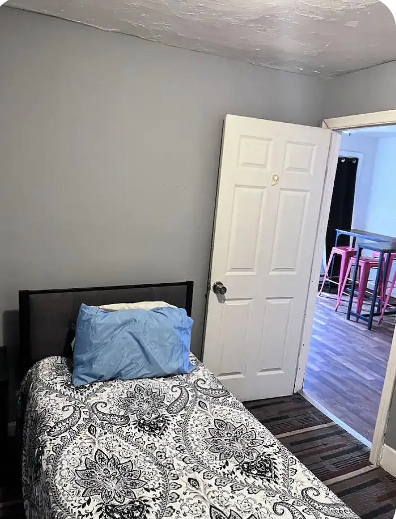 4 bed, 1.0 bath, 1200 sqft, $1,594 — Photo 1