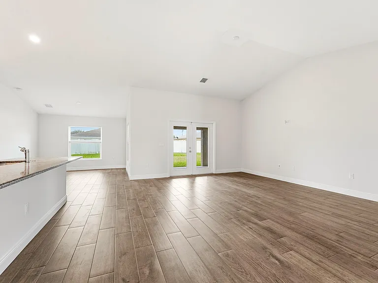 1692 SW Alvaton Ave — Photo 7