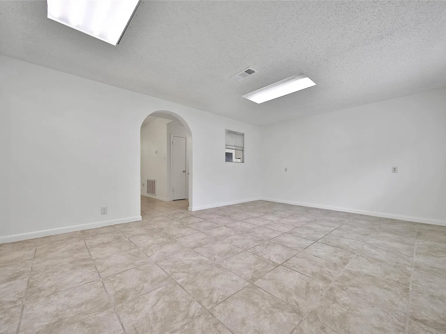 3 bed, 2.5 bath, 1541 sqft, $1,975 — Photo 3