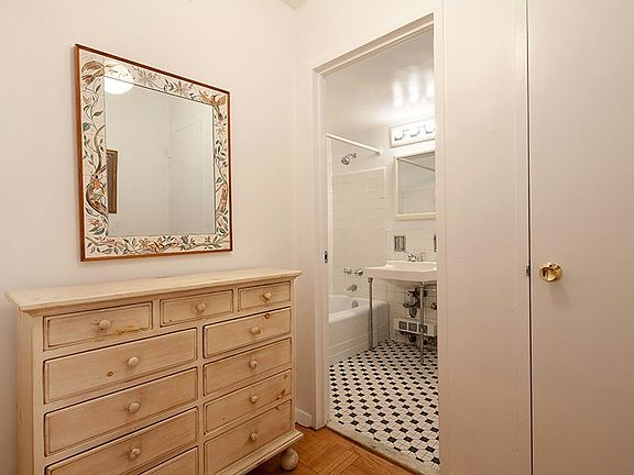4th image of 165 E 72nd St APT 12F