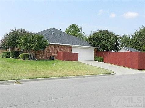 3rd image of 1702 La Fontaine Ln