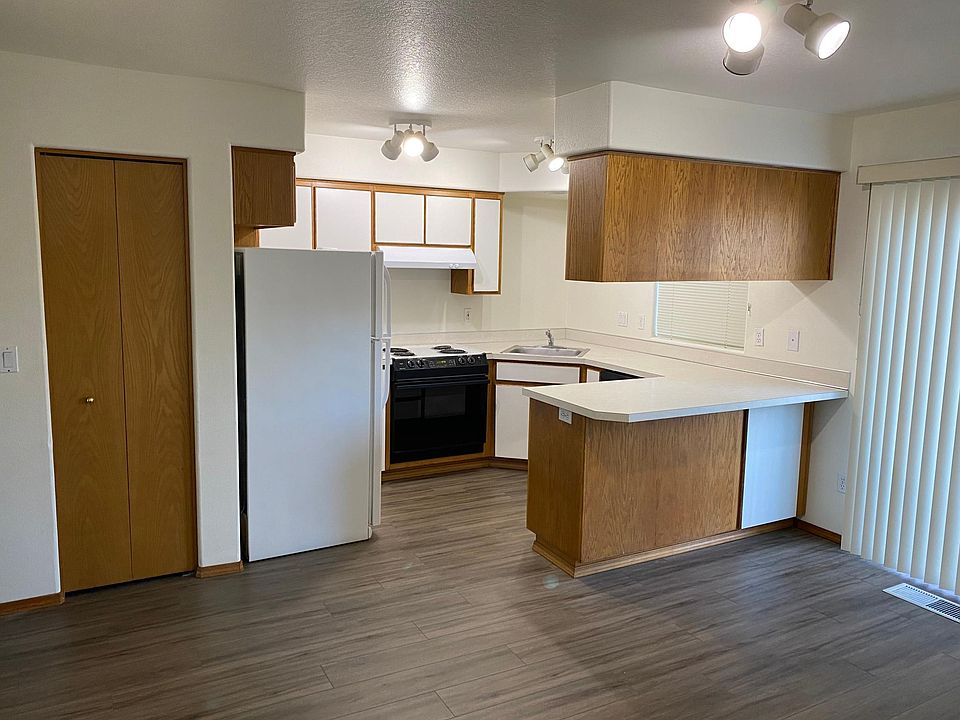 2nd image of 634 SE Paropa Pl