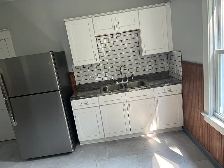 124 6th Ave — Photo 8