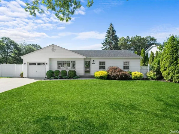 834 Peconic Street, Ronkonkoma, NY 11779
