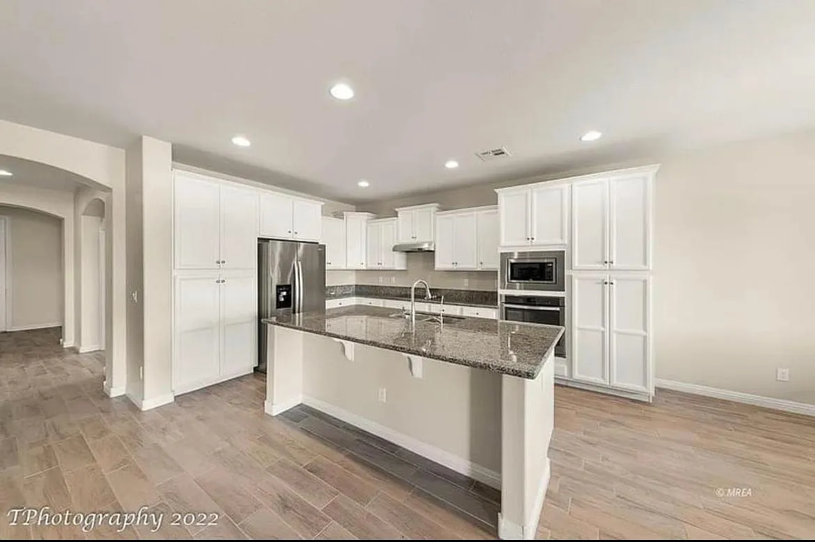 3 bed, 2.5 bath, 1732 sqft, $2,300 — Photo 3