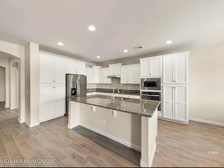 1381 Huntington Hts — Photo 3