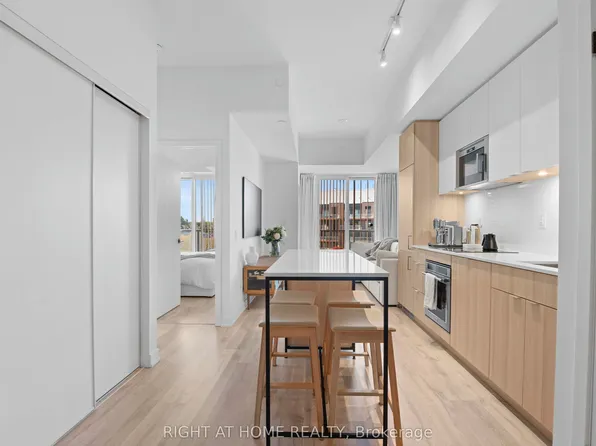 220 Missinnihe Way #403, Mississauga, ON L5H 0A9