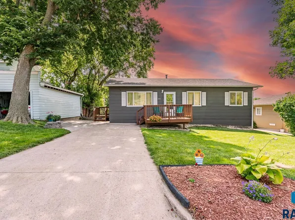 205 E 5th St, Dell Rapids, SD 57022