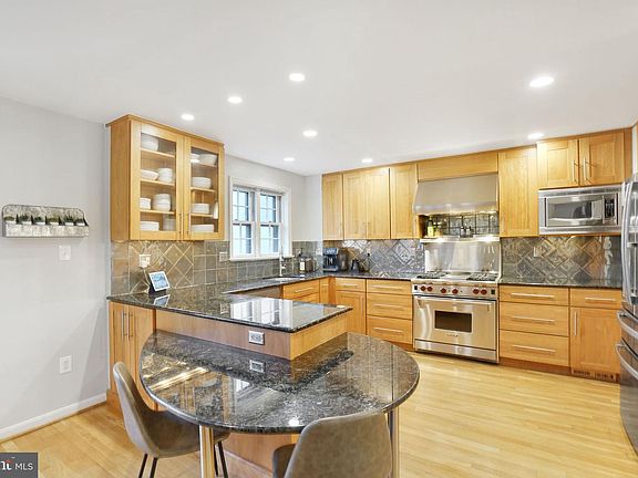3rd image of 2047 N Abingdon St