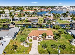 425 Pinecrest Ct, Cape Coral, FL 33904