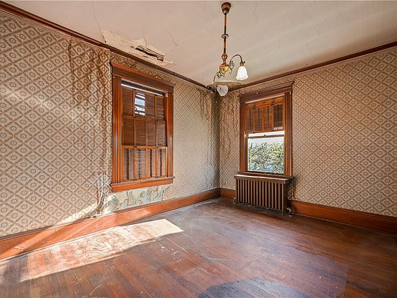 24th image of 616 E Main St