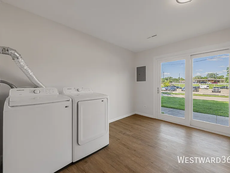 325 E Lake St — Photo 13