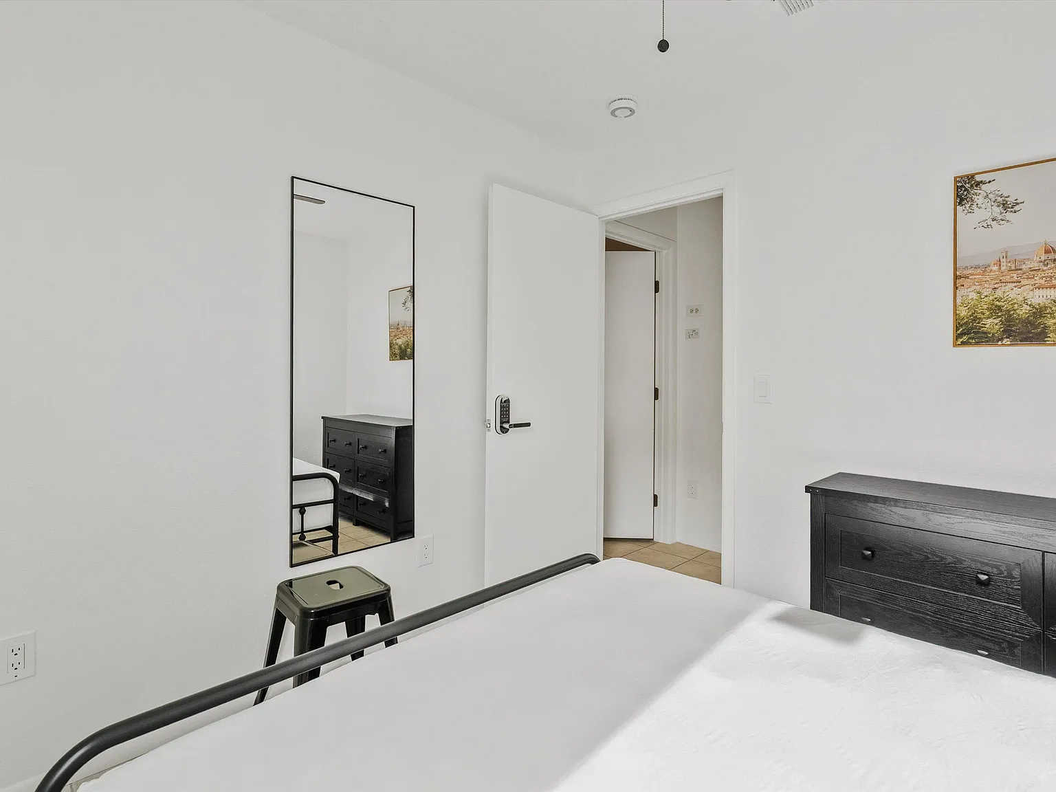 4 bed, 2.0 bath, 2400 sqft, $754 — Photo 1