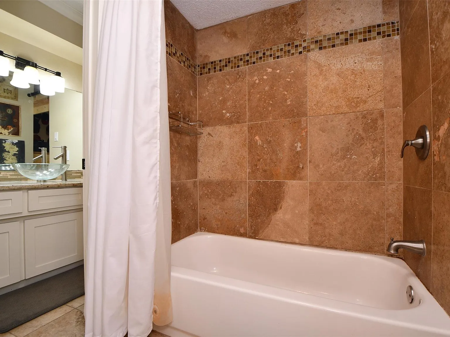 4 bed, 2.5 bath, 2460 sqft, $2,440 — Photo 4
