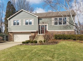 15 Newtown Ct E, Buffalo Grove, IL 60089