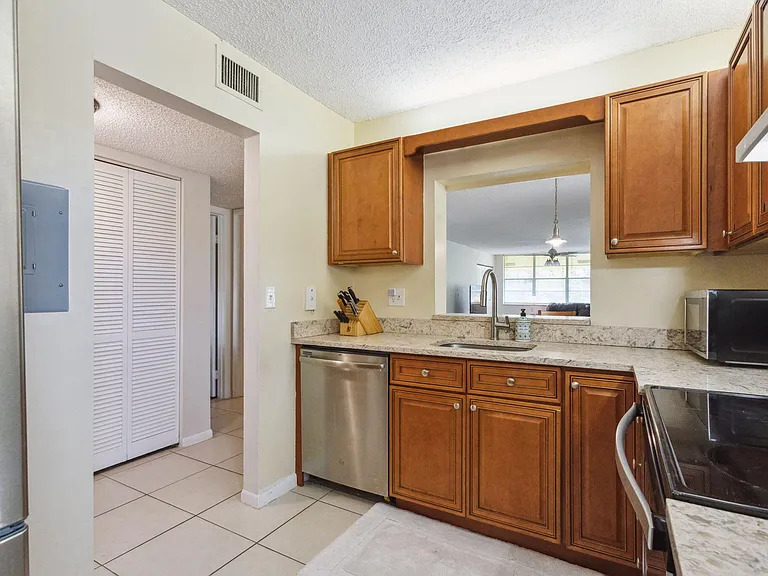 2825 SW 22nd Ave #201 — Photo 13