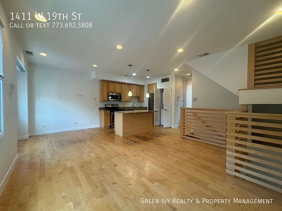 Spacious Three Story Townhouse In Pilsen with Garage Parking and Private Rooftop!! — Photo 2