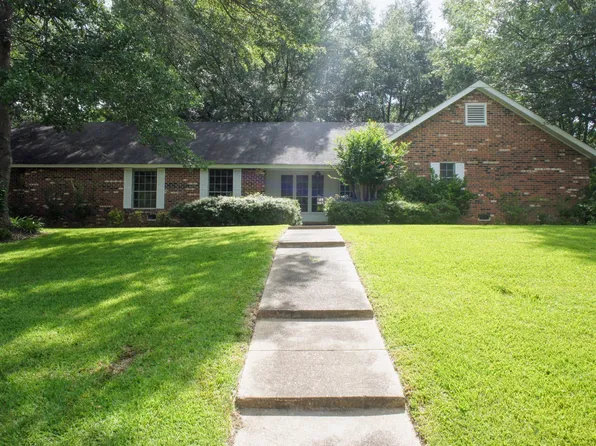 303 Briarwick Dr, Starkville, MS 39759