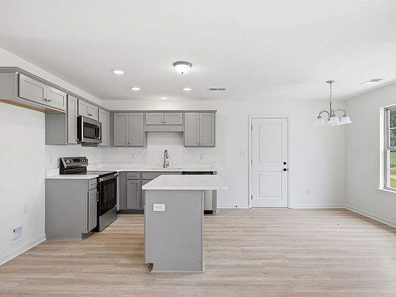 4th image of 25 Foxchase Dr