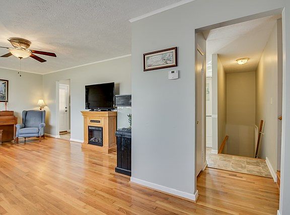 4th image of 688 Crestlyn Dr
