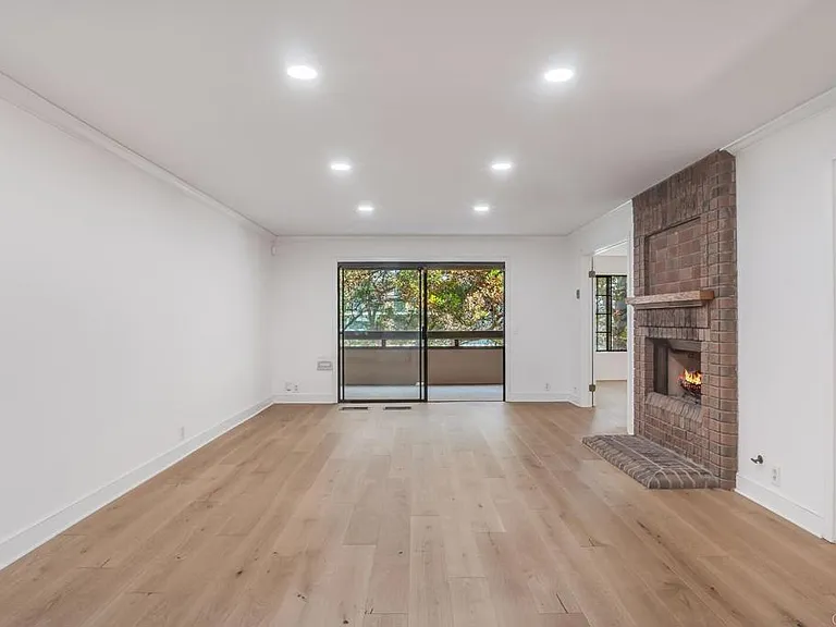8880 Villa La Jolla Dr — Photo 2