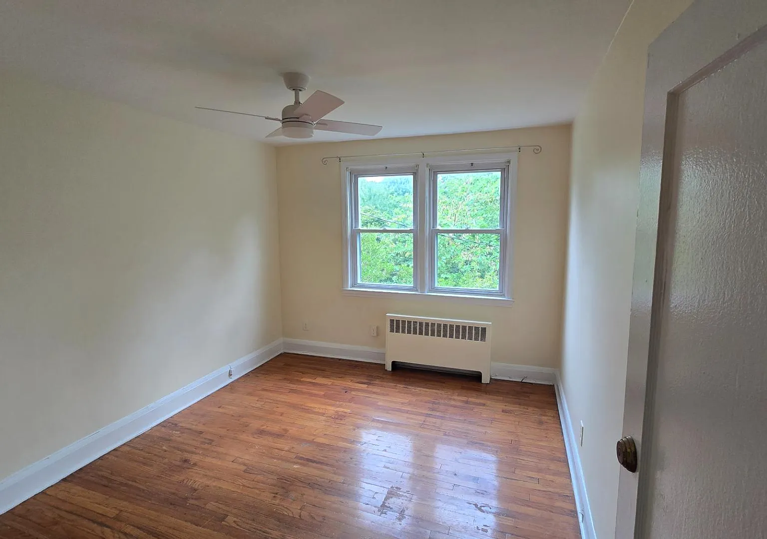 6148 Parkway Dr - B — Photo 1