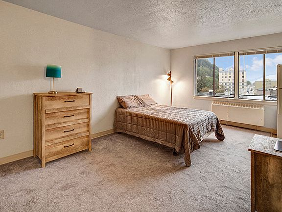 Mendenhall Tower Apartments - Bedroom