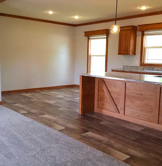415 Thomas Ln — Photo 4