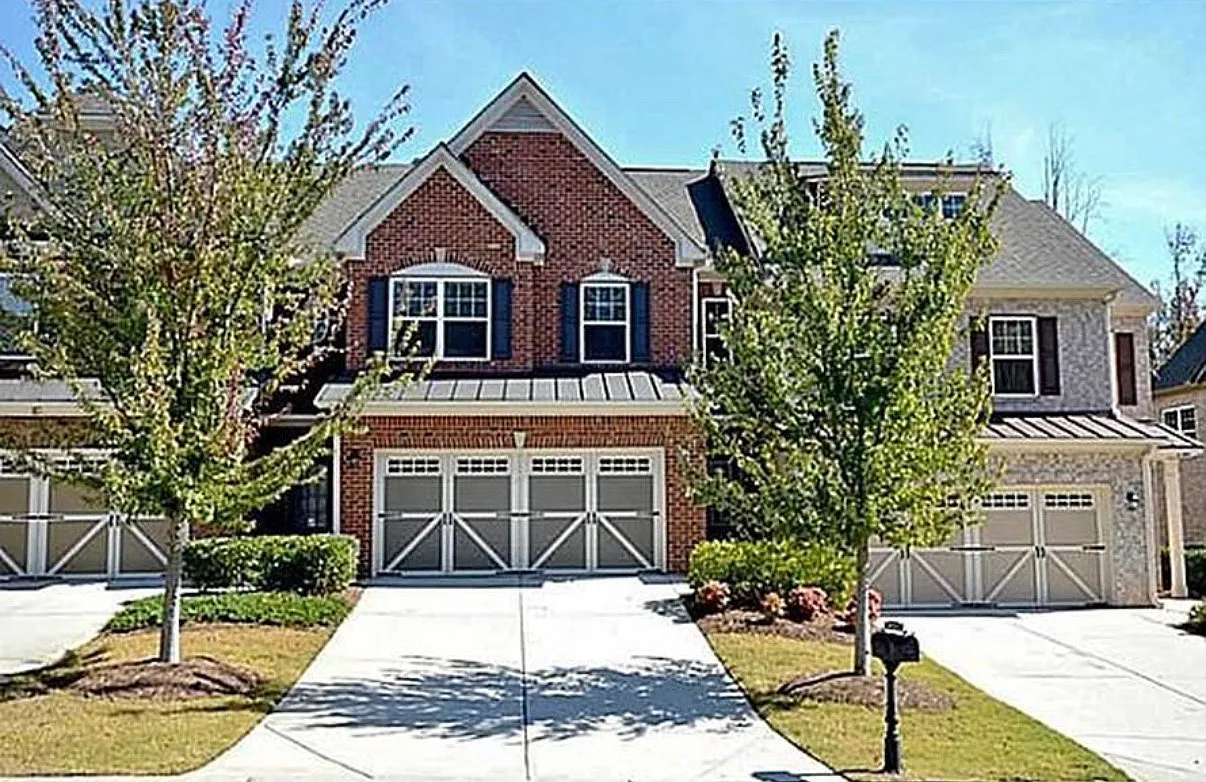 3 bed, 2.5 bath, 2024 sqft, $2,575 — Photo 1