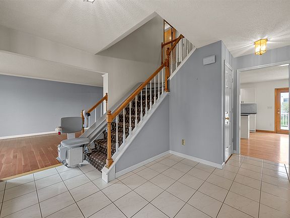 3rd image of 7329 Hampshire Dr NE