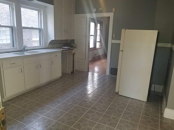 3rd image of 822 Park St